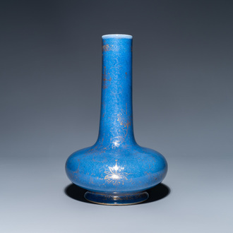 Un vase de forme bouteille en porcelaine de Chine à décor doré sur fond bleu poudré, marque de Kangxi, 19ème