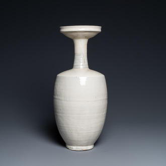 Un vase en grès porcelaineux à émail beige de type Cizhou, Chine, Liao ou après