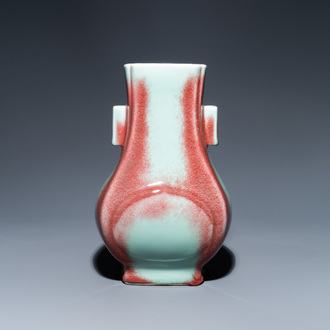 Un vase de forme 'fanghu' en porcelaine de Chine à émail flambé, marque de Qianlong, 20ème