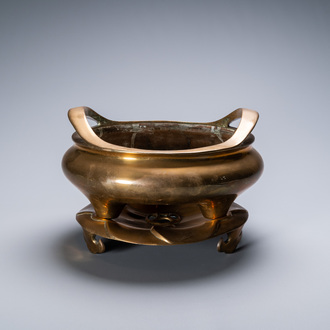 Een Chinese bronzen driepotige wierookbrander op sokkel, Qianlong merk, Qing