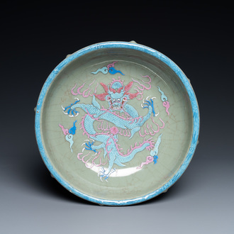 Een Chinese geëmailleerde celadon wierookbrander met een draak op lotusvormige houten voet, Qing