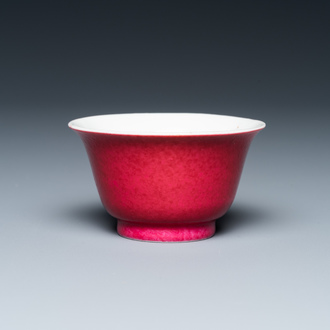 Un bol en porcelaine de Chine rouge de rubis monochrome, marque et époque de Qianlong