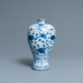 Een Chinese blauw-witte 'meiping' vaas met florale slingers, Ming