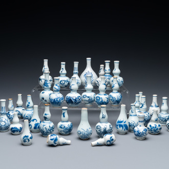 Trente-trois vases miniatures en porcelaine de Chine en bleu et blanc, Kangxi