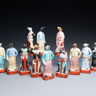 Een complete set met de twaalf dieren uit de Chinese zodiak in famille rose porselein, Hongxian zegelmerk, Republiek