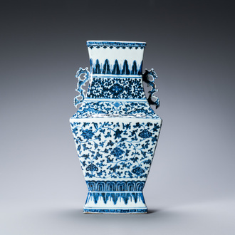 Un vase en porcelaine de Chine en bleu et blanc à décor de rinceaux floraux, Qianlong