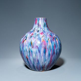 Un vase de forme bouteille en porcelaine de Chine à émail flambé, 19ème