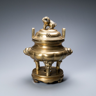 Un grand brûle-parfum tripod couvert sur socle en bronze, Chine, marque de Xuande, 19ème