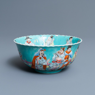 Een Chinese famille rose kom met turquoise fondkleur, Qianlong merk, Republiek