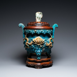 Un grand brûle-parfum en porcelaine de Chine de type fahua sur un socle en bois et un couvercle au fretel en quartz, Ming