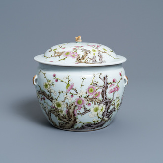 Un bol couvert de type 'kamcheng' en porcelaine de Chine famille rose à décor de fleurs de prunus, marque de Jiaqing, 19ème