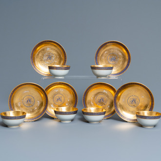 Six tasses et soucoupes en porcelaine de Chine monogrammée sur fond doré, Yongzheng/Qianlong