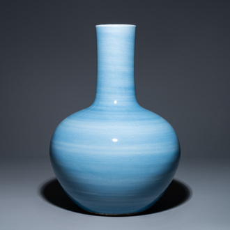 A large Chinese monochrome 'tianqiu ping' claire de lune vase, 19th C.