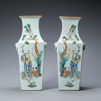Une paire de vases de forme carrée en porcelaine de Chine qianjiang cai, 19/20ème