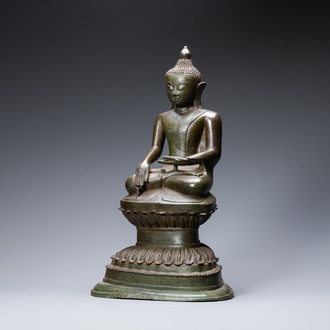 Een grote Birmaanse vergulde bronzen figuur van Boeddha, 17/18e eeuw