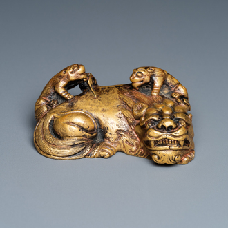 Un poids de rouleau en bronze doré en forme de lion et deux lionceaux, Qing