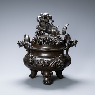 Un très grand brûle-parfum couvert en bronze, Chine, marque de Xuande, Ming