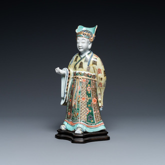 Une figure en porcelaine de Chine sur socle en bois sculpté, Kangxi