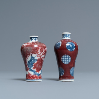 Deux vases miniatures de forme 'meiping' en porcelaine de Chine en bleu, blanc et rouge de cuivre, 18/19ème