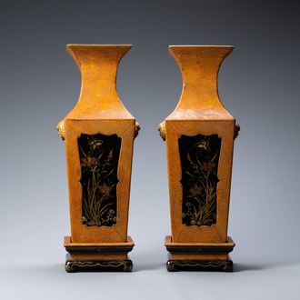 Une paire de vases de forme carrée sur socles en laque et peau de raie, Japon, Meiji, 19ème