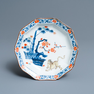 Une coupe en porcelaine Hizen de Japon de style Kakiemon à décor d'un tigre, Edo, 17ème