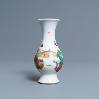 Un vase en porcelaine de Chine famille rose à décor de d'un homme et d'une femme dans un jardin, Yongzheng