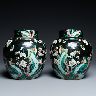 Une paire de pots couverts en porcelaine de Chine famille noire, 19ème