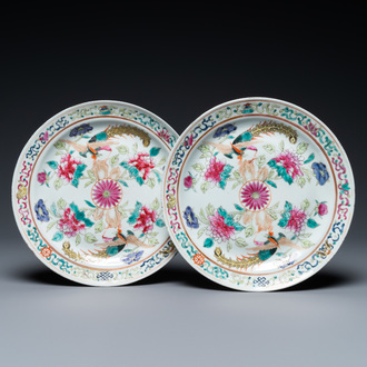 Une paire d'assiettes en porcelaine de Chine famille rose pour le marché Straits ou Peranakan, 19ème