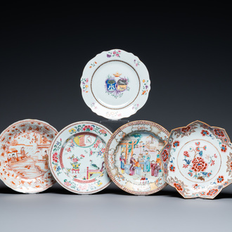 Cinq assiettes en porcelaine de Chine famille rose et en rouge de fer et doré, Kangxi/Qianlong