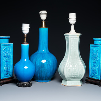 Quatre vases en porcelaine de Chine turquoise monochrome et un en céladon, 19/20ème