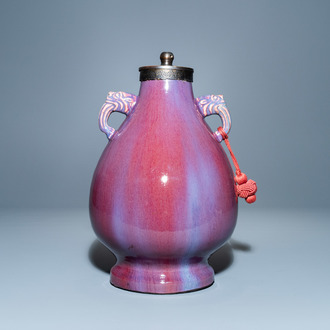 Een Chinese vaas met flambé glazuur tot lamp omgevormd, Qianlong