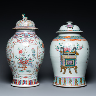 Twee Chinese famille rose dekselvazen met antiquiteiten, 19e eeuw