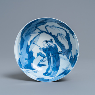 Un bol en porcelaine de Chine en bleu et blanc figurant Cui Yingying et sa mère du 'Xi Xiang Ji', Kangxi