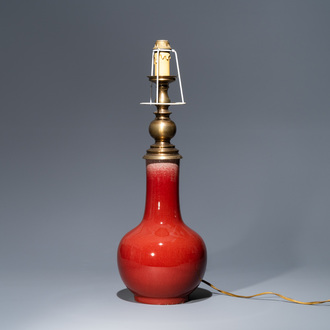 Een Chinese monochrome flesvormige langyao vaas tot lamp omgevormd, 19e eeuw