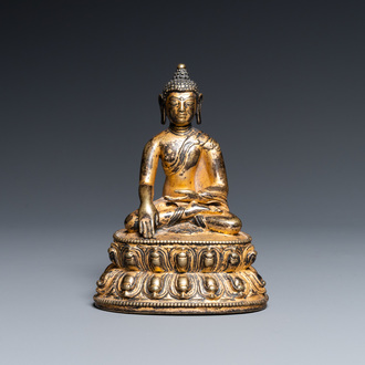Une figure de Bouddha Shakyamuni en bronze doré, Sino-Tibet, 17ème