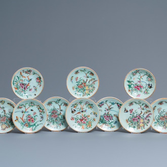 Tien Chinese Canton famille rose bordjes met celadon fondkleur, 19e eeuw