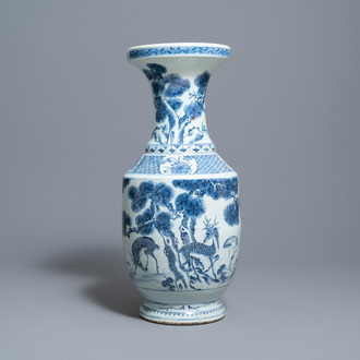 Un grand vase en porcelaine de Chine en bleu et blanc à décor de cerfs et de grues, Qianlong