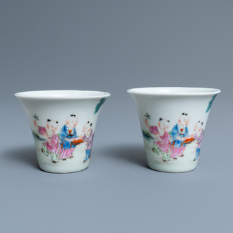 Une paire de tasses à vin en porcelaine de Chine famille rose, marque de Qianlong, République