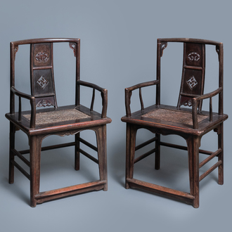 Une paire de chaises en bois sculpté, Chine, 19ème