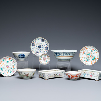 Een diverse collectie Chinees blauw-wit en famille rose porselein, 19/20e eeuw