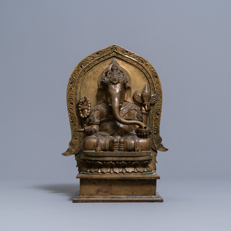 Een grote bronzen figuur van Ganesha, India, 19/20e eeuw