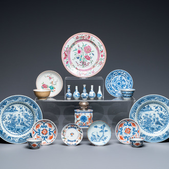 Een diverse collectie Chinees blauw-wit, famille rose en Imari-stijl porselein, Kangxi/Qianlong