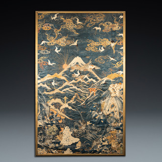 Un grand panneau en broderie de soie à décor de grues et de carpes autour du Mont Fuji, Japon, Meiji, 19ème