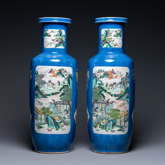 Une paire de vases de forme rouleau en porcelaine de Chine famille verte à fond bleu poudré, marque de Kangxi, 19ème