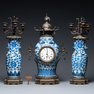 Une garniture de cheminée à pendule en porcelaine de Chine en bleu et blanc montée en bronze, 19ème
