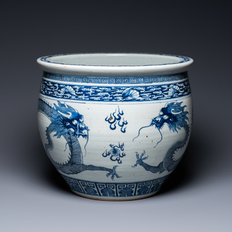 Un aquarium en porcelaine de Chine en bleu et blanc à décor de dragons, Qianlong/Jiaqing