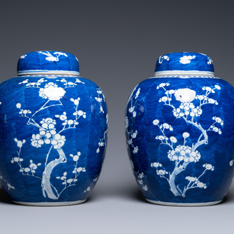 Une paire de pots couverts en porcelaine de Chine en bleu et blanc à décor de prunus, 19ème