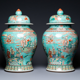 Une paire de grands vases couverts en porcelaine de Chine famille verte à fond turquoise, 19ème