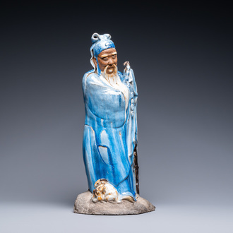 Een grote Chinese blauw-geglazuurde Shiwan aardewerken figuur van een onsterfelijke, 19e eeuw