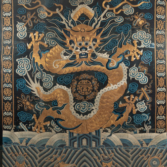 Un grand panneau en broderie de soie et de fil d'or à décor d'un dragon impérial, Chine, Qing